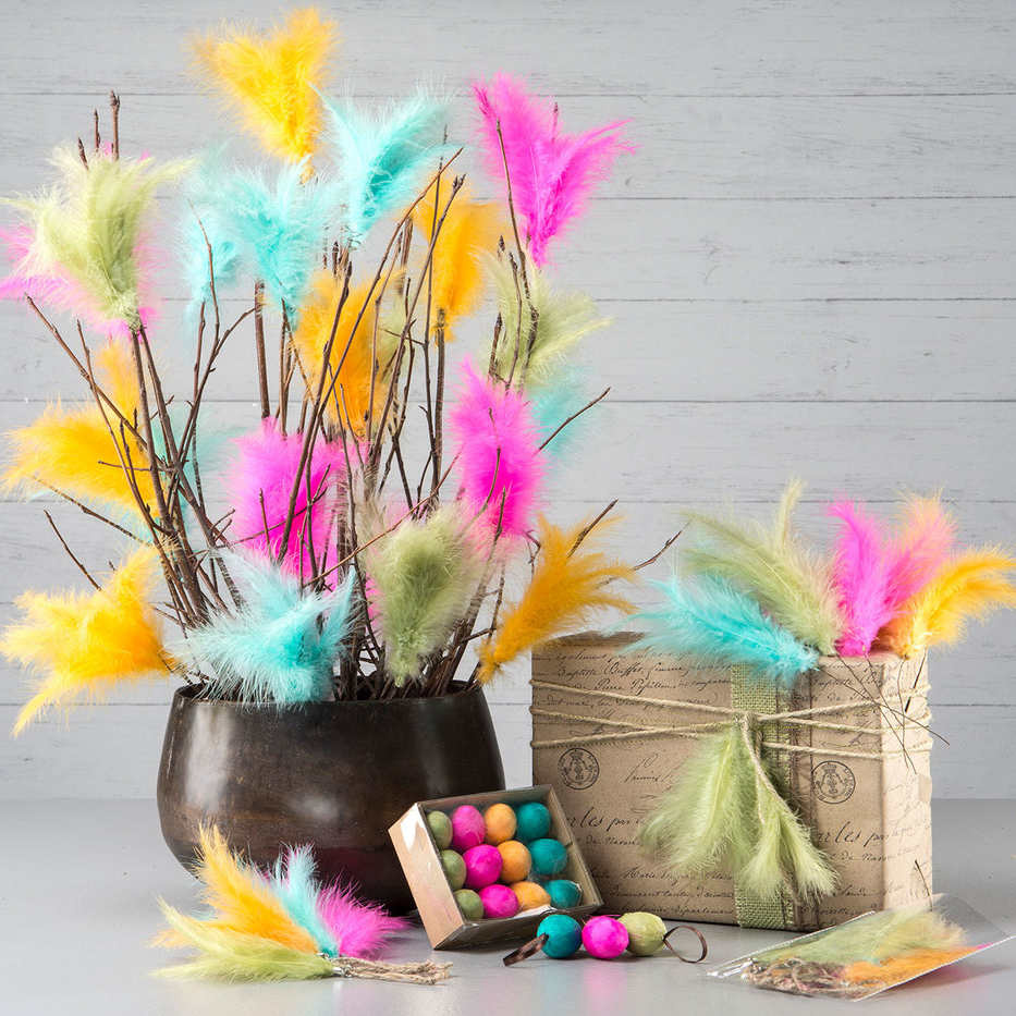 Fjädrar, duniga, med tråd. Mixade färger. 12 st.