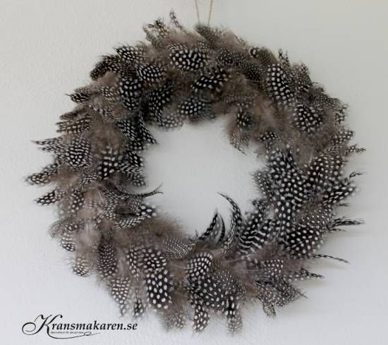 Krans med fjädrar. ca 30 cm.