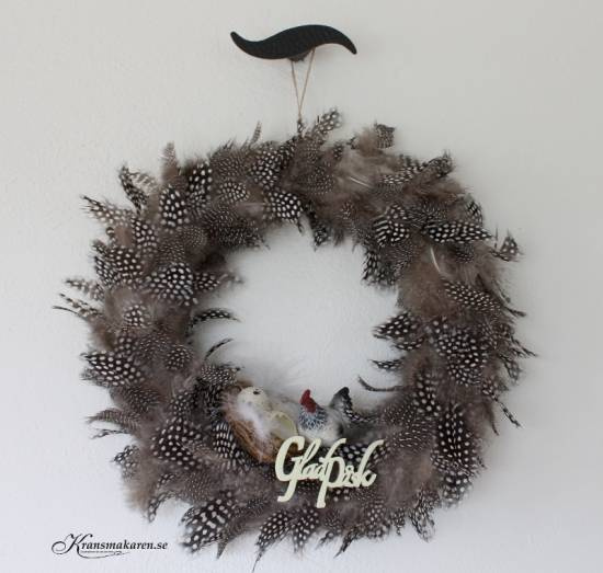 Krans med fjädrar. ca 30 cm.