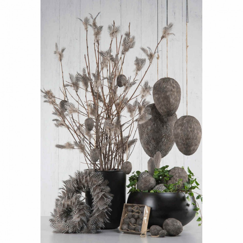 Krans med fjädrar. ca 30 cm.