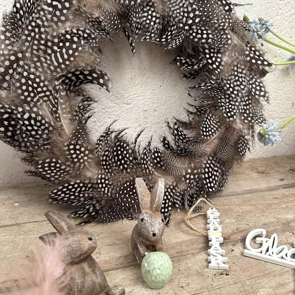 Krans med fjädrar. ca 30 cm.