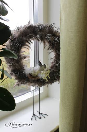 Krans med fjädrar. ca 30 cm.