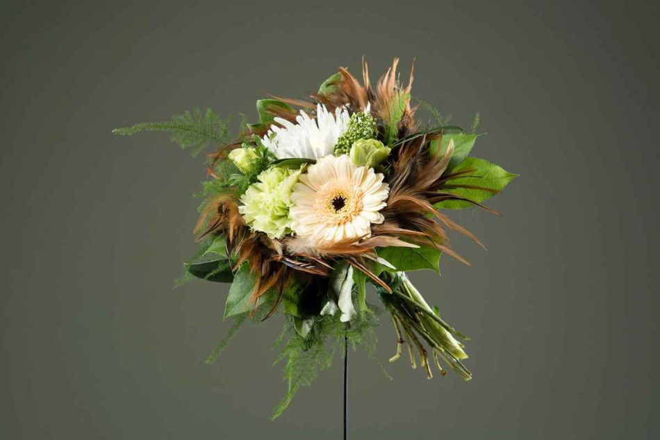 Bukettrede med vinröda fjädrar