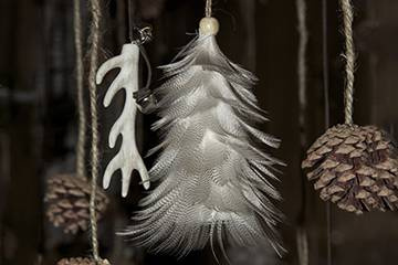 Gran med fjädrar / hänge, ca 10 cm 