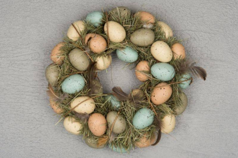 Krans med färgade ägg