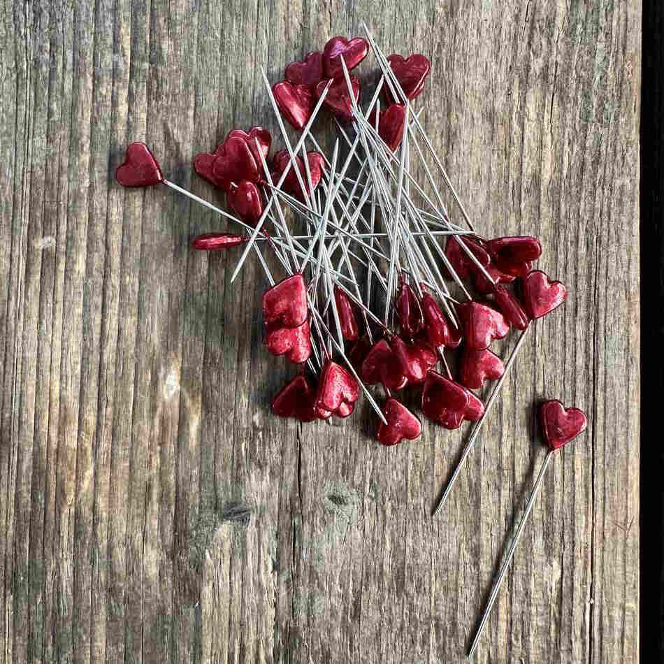 Hjärtformad floristnål. Röd. ca 40 st
