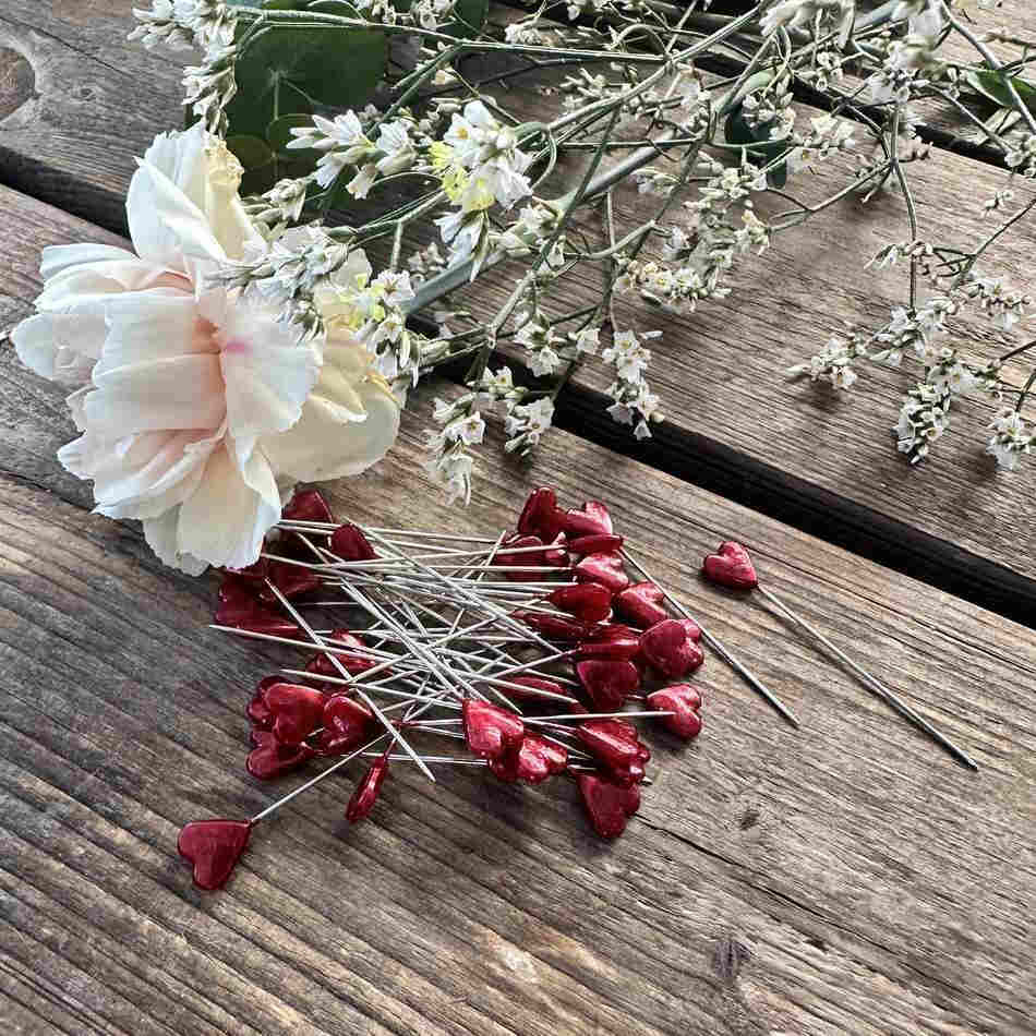 Hjärtformad floristnål. Röd. ca 40 st