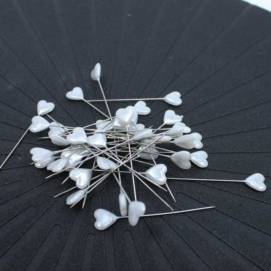 Hjärtformad floristnål. Vita. ca 40 st