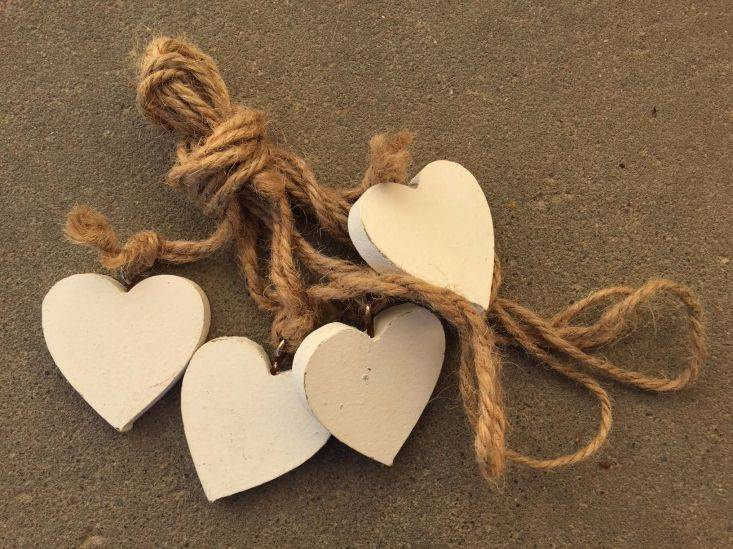 Vita hjärtan av trä med upphängning av natursnöre