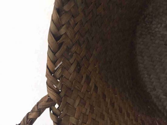 flätat mönster i korgen