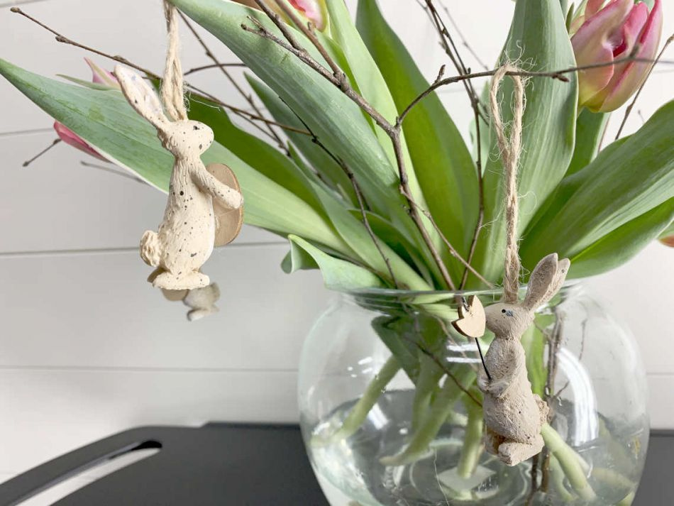 Påskharar med hänge. 6cm. 6 st mix.