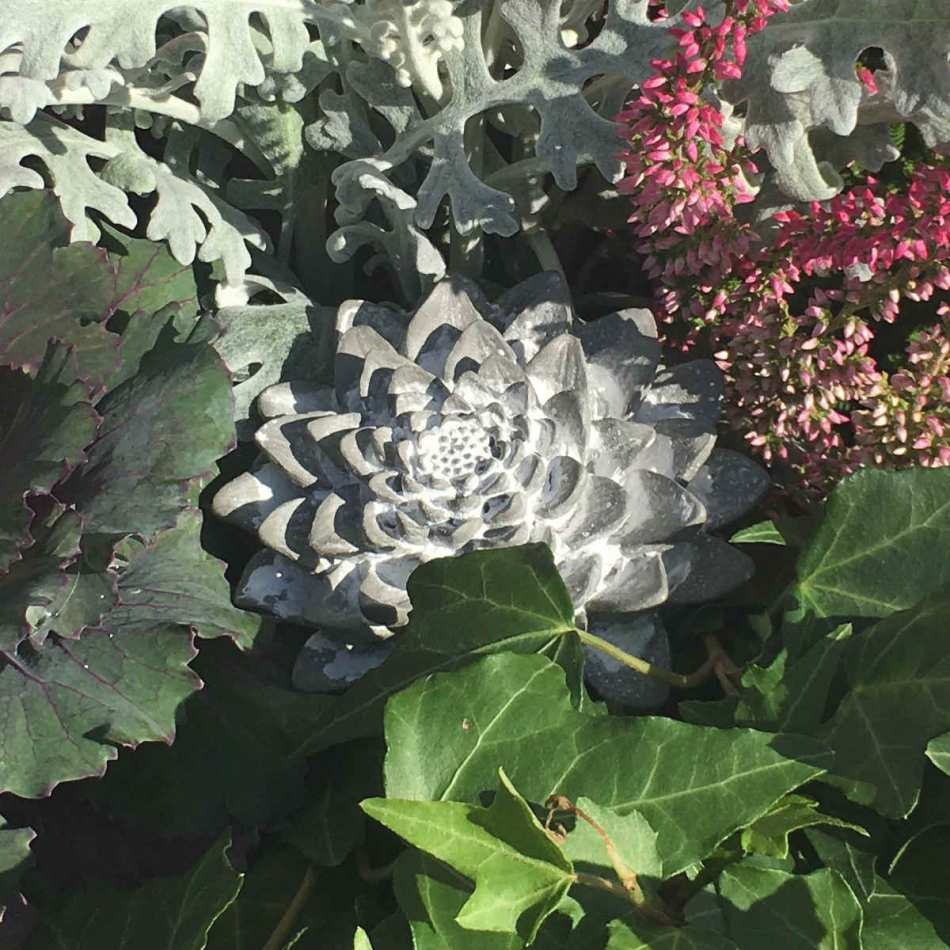 Blomma i betong. Grå. 8,5x3cm