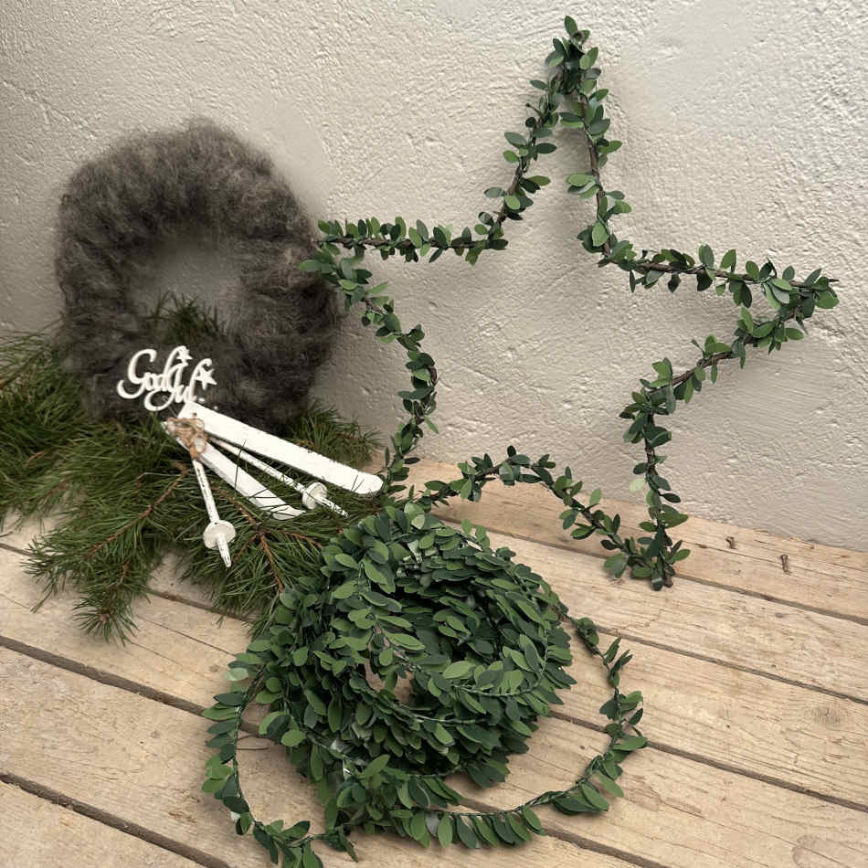 Stjärna i metall med buxbom. ca 39 cm