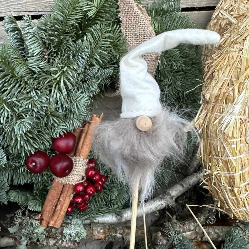 Tomtar, 3 olika. ca 12 cm