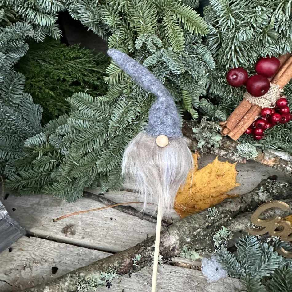 Tomtar, 3 olika. ca 12 cm