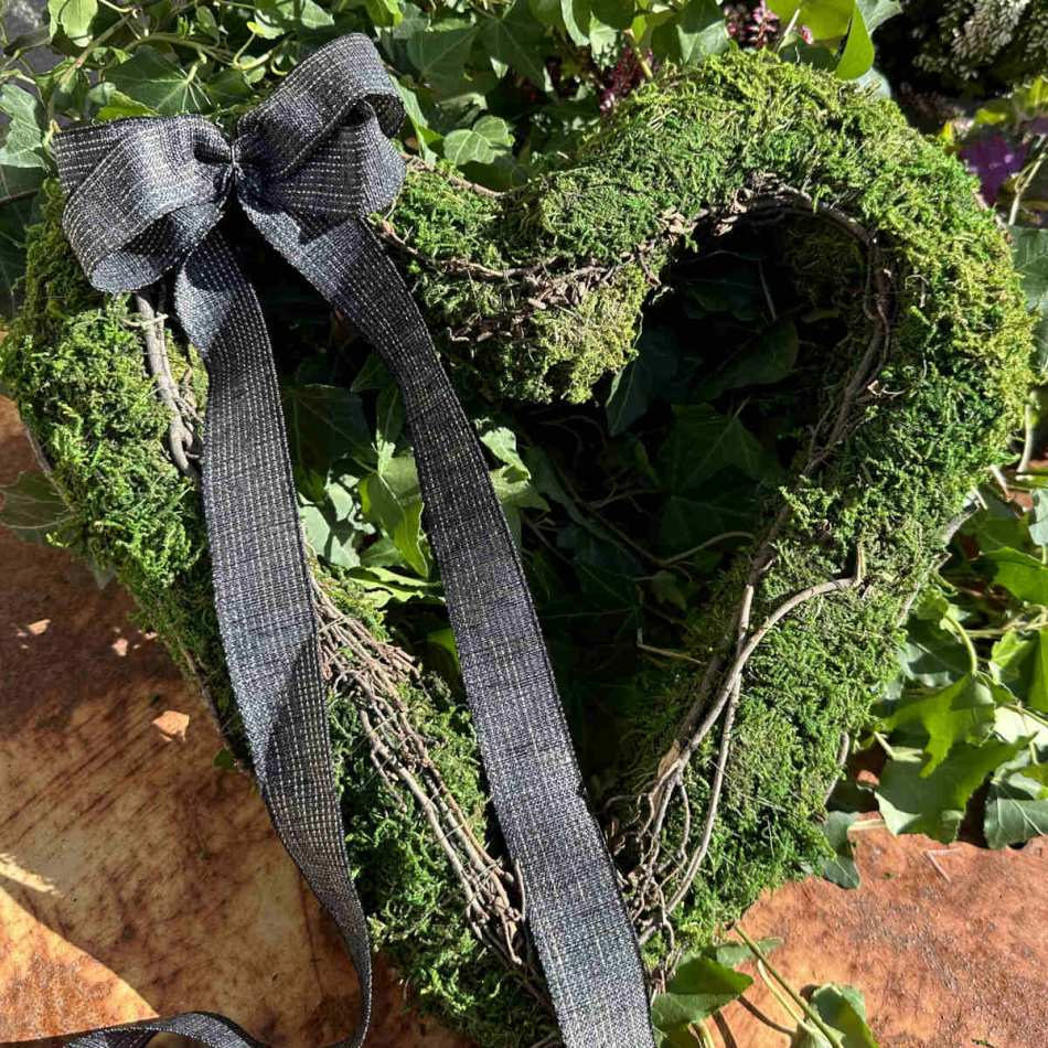 Mosshjärta med grenar 34 cm