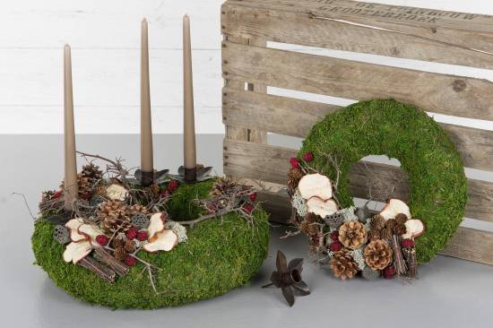 dekorera kransen med ljushållare och naturprodukter