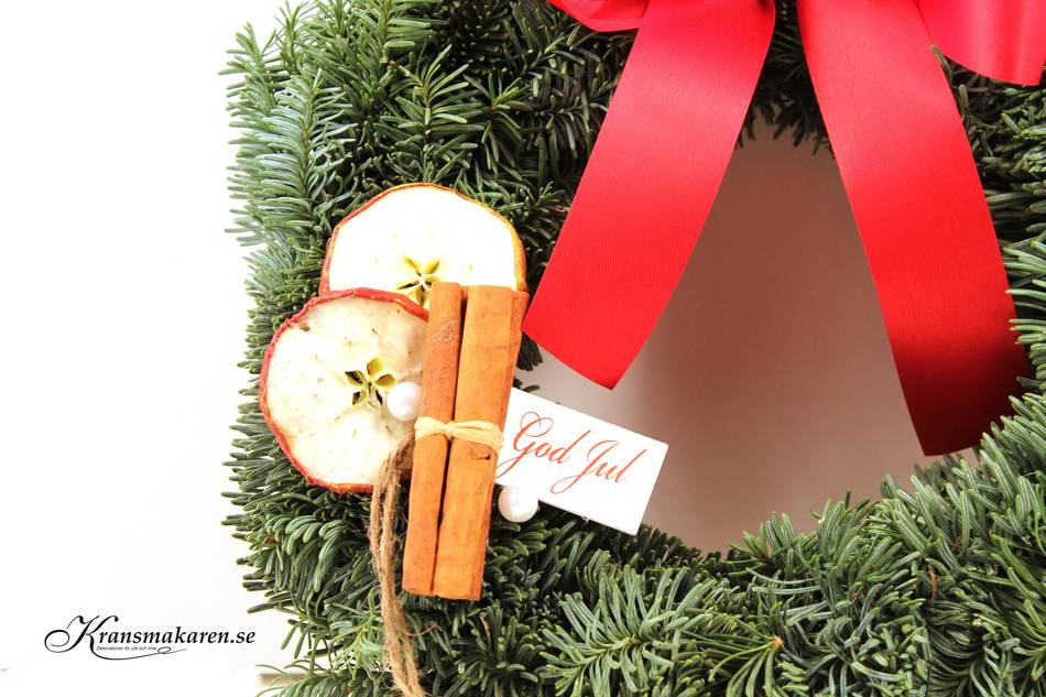 Krans med rosett, kanel, äpple och etikett