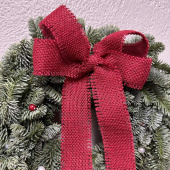 Julkrans med rosett av röd juteväv och pärlnålar. Diameter ca 30cm Julkrans med rosett av röd juteväv och pärlnålar. Diameter ca 30cm