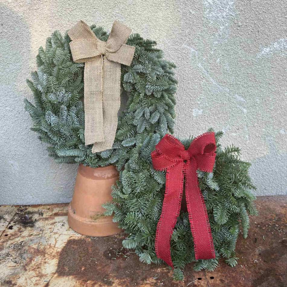 Julkrans med rosett av juteväv. Diameter ca 26 cm