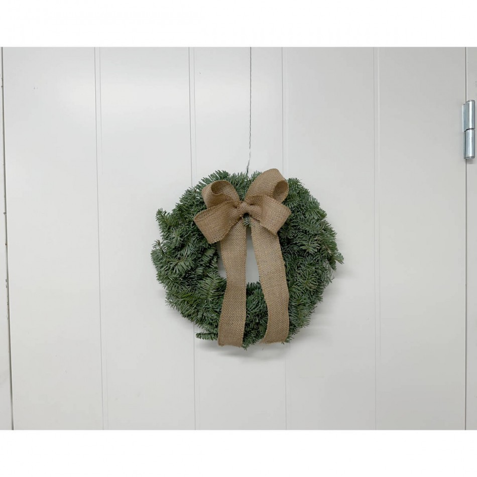 Julkrans med rosett av juteväv. Diameter ca 36 cm