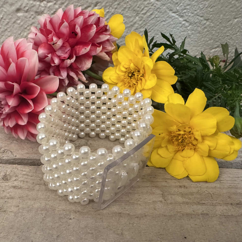 Corsagearmband med pärlor, Ljust cremefärgad.