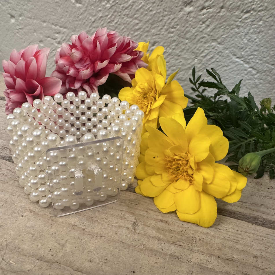 Corsagearmband med pärlor, Ljust cremefärgad.