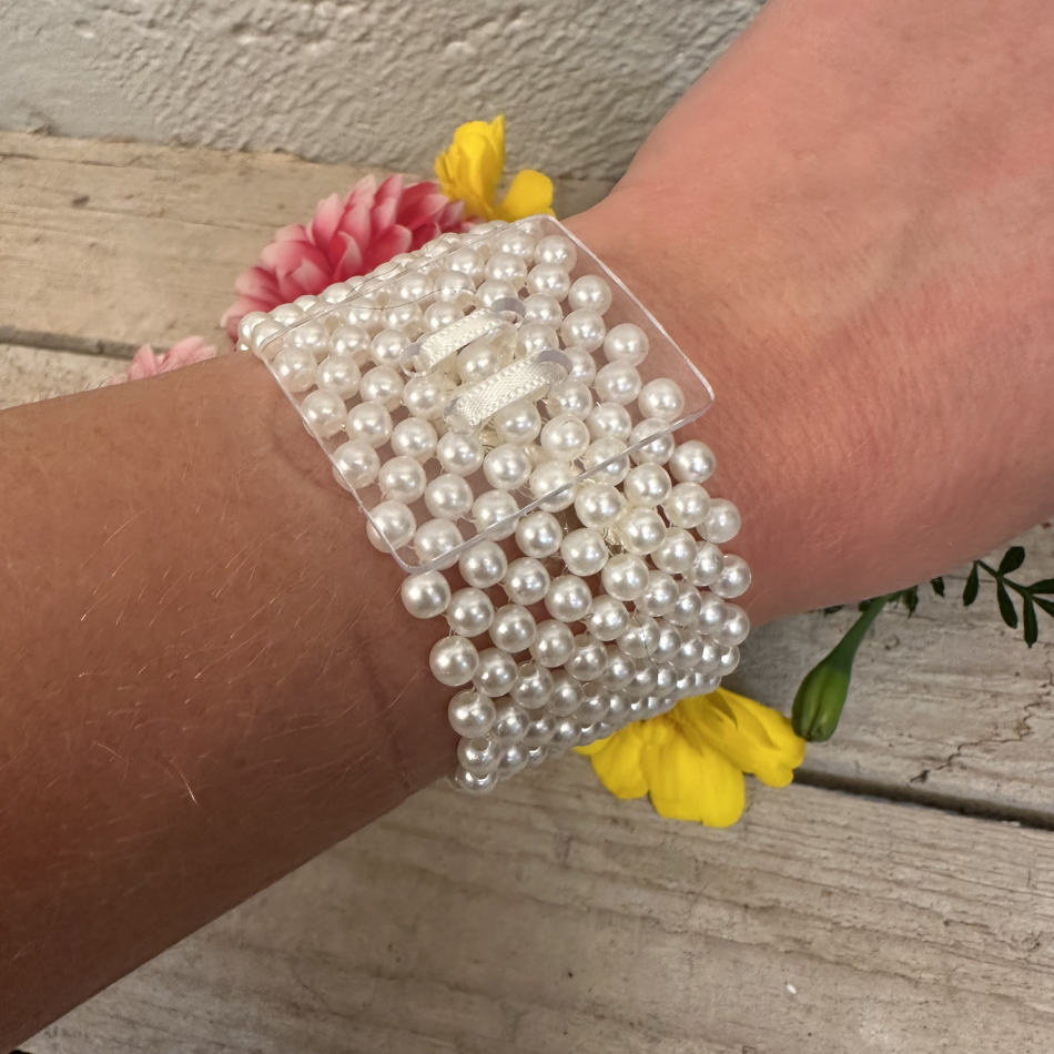 Corsagearmband med pärlor, Ljust cremefärgad.