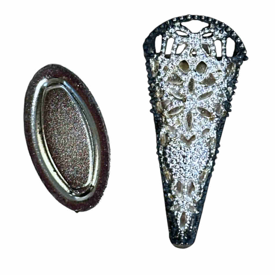 Corsagehållare med magnet, silverfärgad med inslag av svart ca 4,5x2 cm