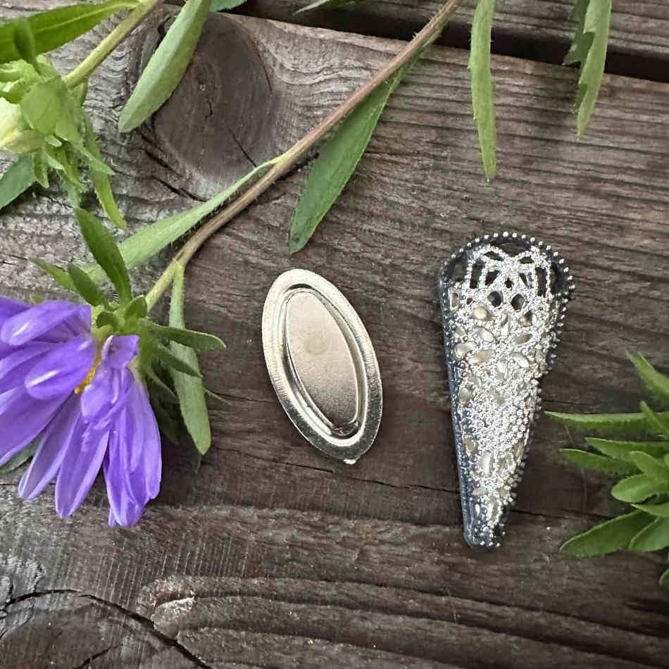 Corsagehållare med magnet, silverfärgad med inslag av svart ca 4,5x2 cm