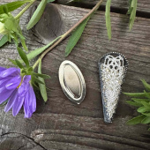 Corsagehållare med magnet, silverfärgad med inslag av svart ca 4,5x2 cm Corsagehållare med magnet, silverfärgad med inslag av svart ca 4,5x2 cm