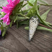 Corsagehållare med magnet, silverfärgad med inslag av svart ca 4,5x2 cm Corsagehållare med magnet, silverfärgad med inslag av svart ca 4,5x2 cm