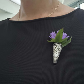 Corsagehållare med magnet, silverfärgad med inslag av svart ca 4,5x2 cm Corsagehållare med magnet, silverfärgad med inslag av svart ca 4,5x2 cm