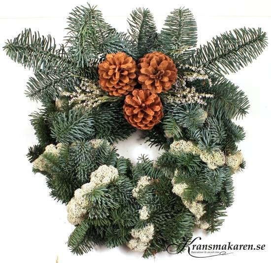 Varvad krans med kottar & risp