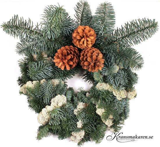 Varvad krans med kottar