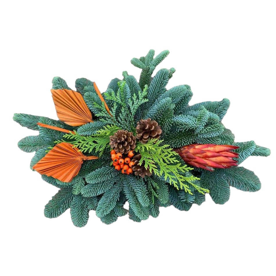 Gravdekoration liggande med bär, palmblad och kottar. ca 60x40 cm