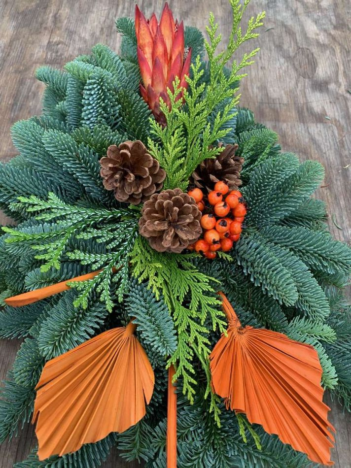 Gravdekoration liggande med bär, palmblad och kottar. ca 60x40 cm