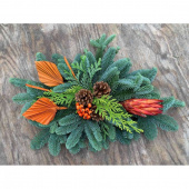 Gravdekoration liggande med bär, palmblad och kottar. ca 60x40 cm Gravdekoration liggande med bär, palmblad och kottar. ca 60x40 cm