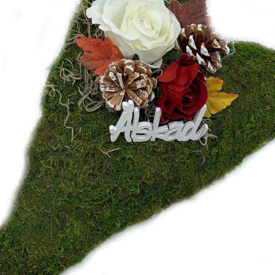 Mosshjärta med rosor, kottar, löv och älskad