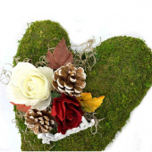 Mosshjärta med rosor, kottar, löv och älskad