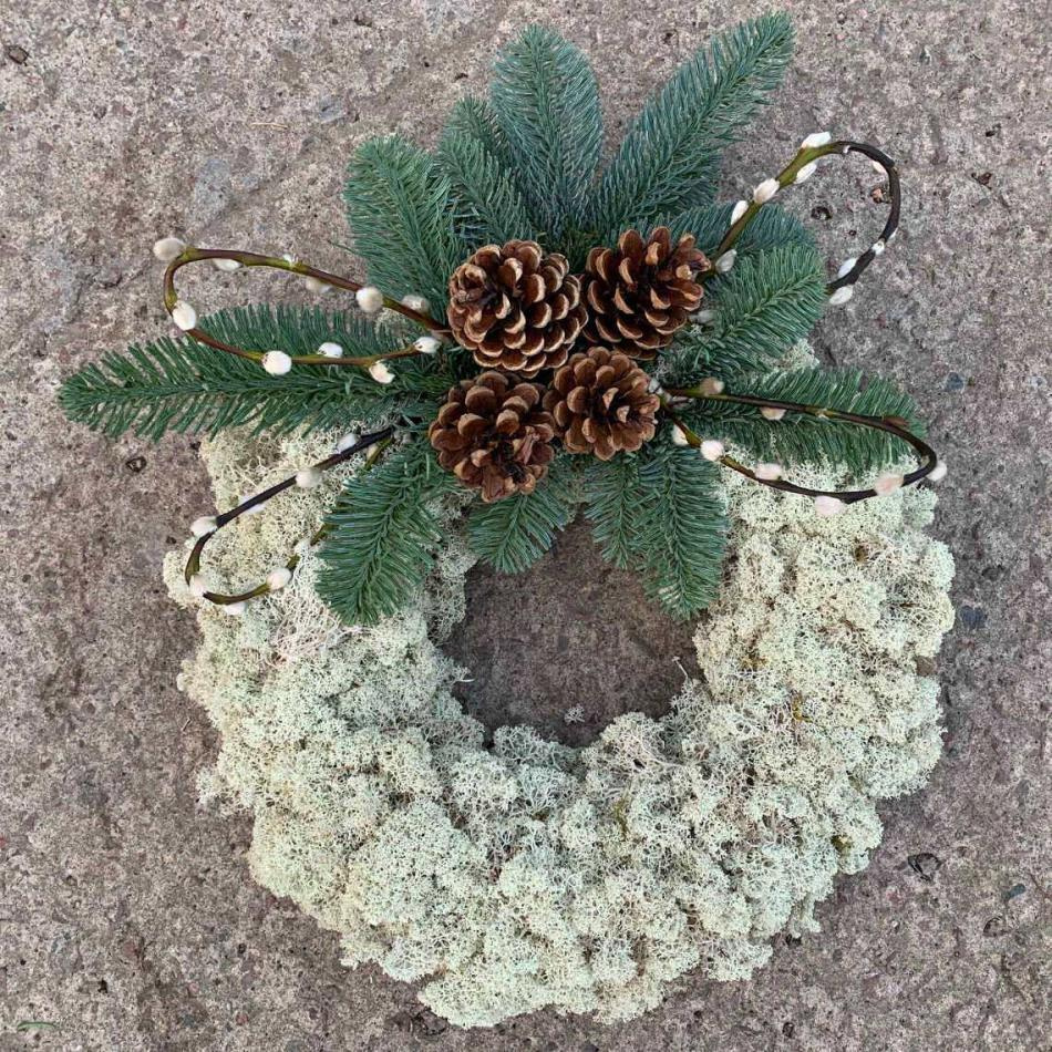 Mosskrans med vide och kottar