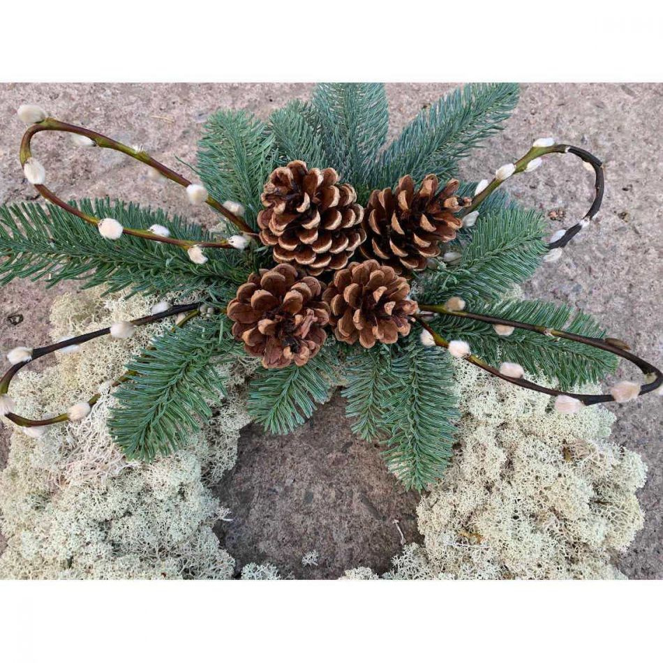 Mosskrans med vide och kottar