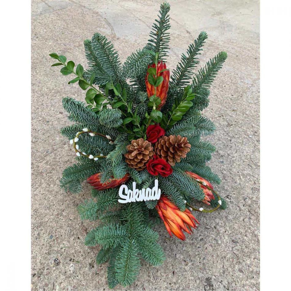 Stående gravdekoration i ädelris och dekorationer