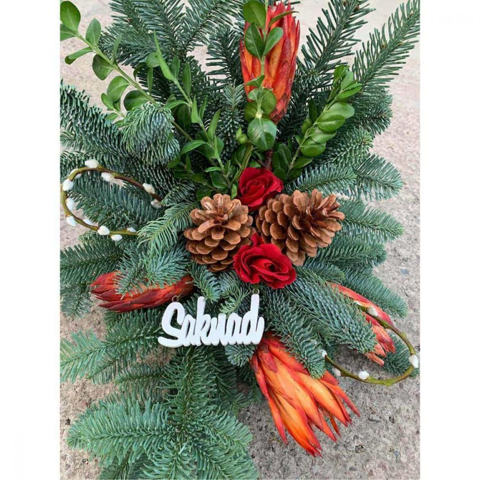 Stående gravdekoration i ädelris och dekorationer