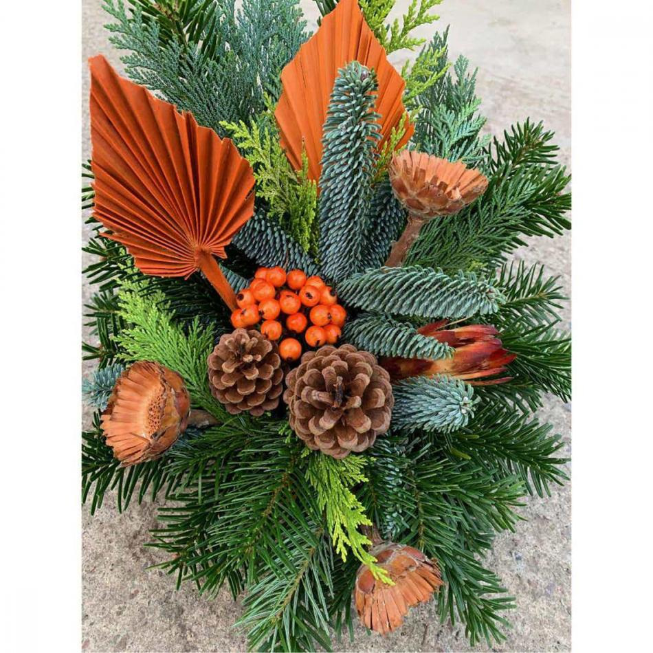 Stående gravdekoration i ädelris dekorerad med torkade växter