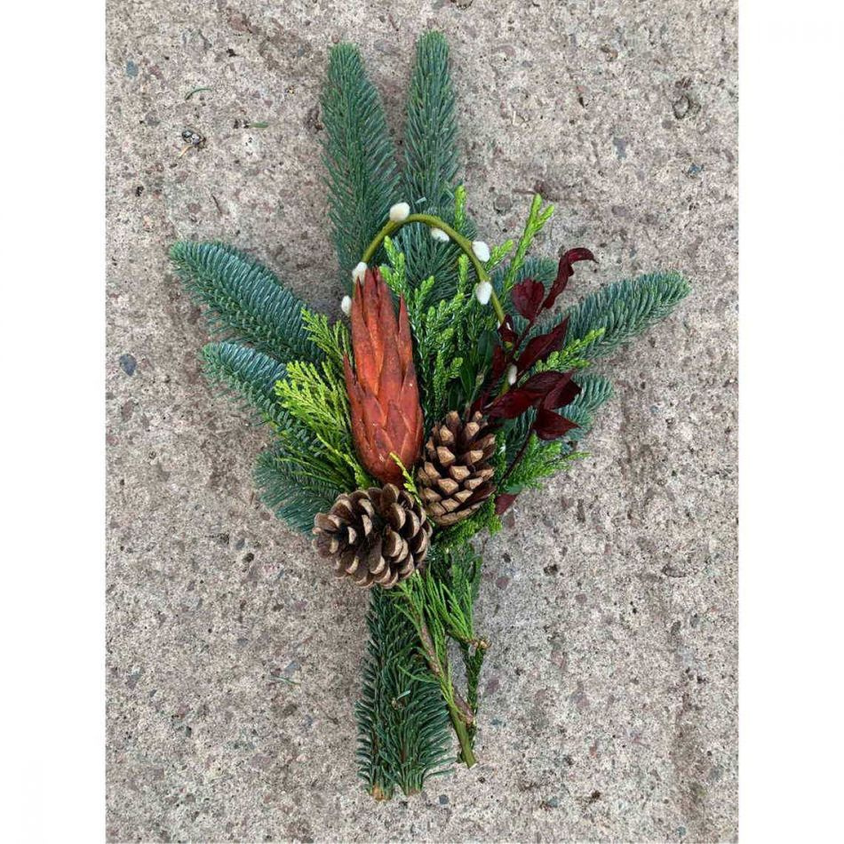 Bukett i ädelris dekorerad med blommor och kottar