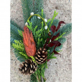 Bukett i ädelris dekorerad med blommor och kottar Bukett i ädelris dekorerad med blommor och kottar