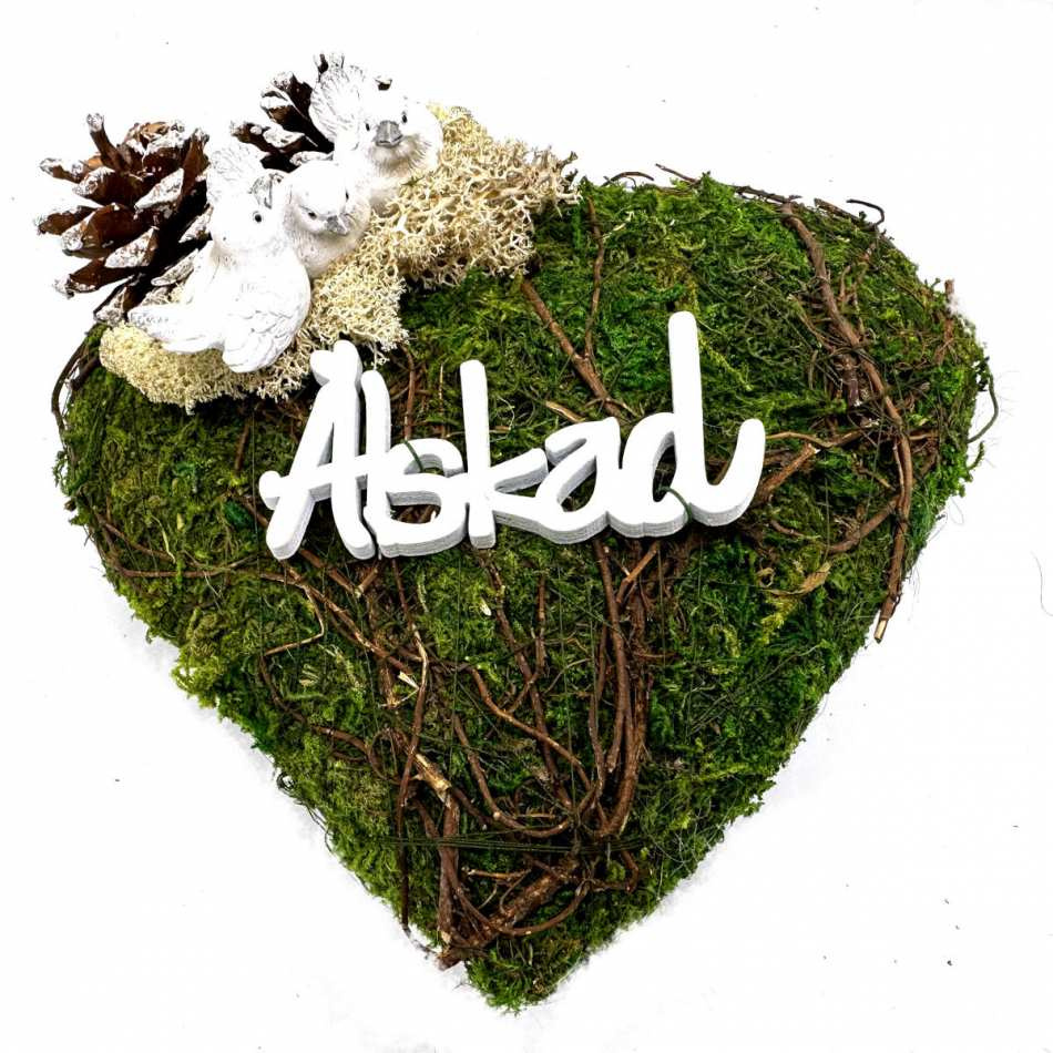 Mosshjärta med duvor och texten Älskad