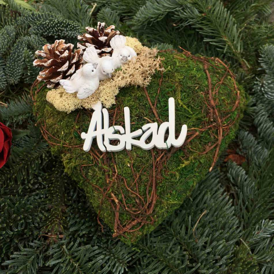 Mosshjärta med duvor och texten Älskad