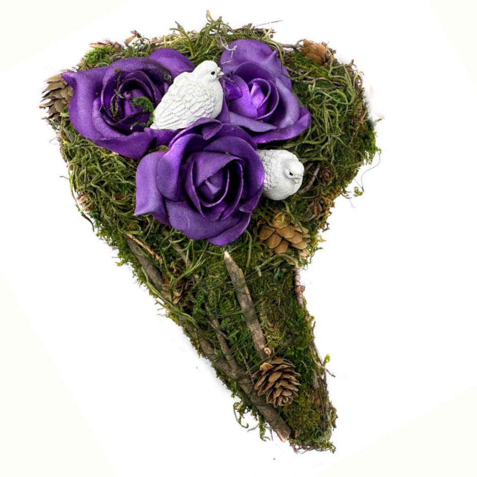 Mosshjärta med duvor och lila rosor